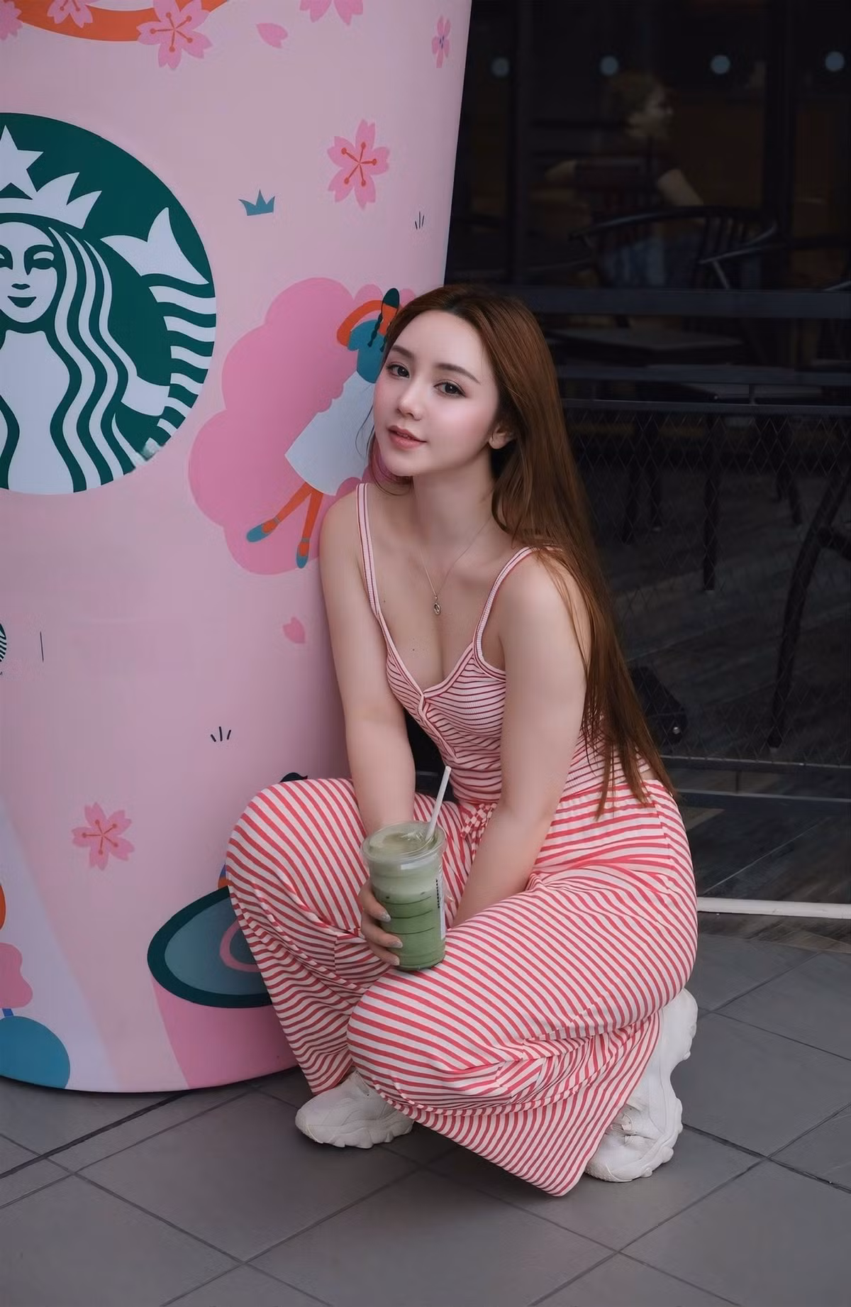 Quỳnh Kool (tên thật Nguyễn Thị Quỳnh, sinh năm 1995) được biết đến là một nữ diễn viên với vẻ vẻ ngoài ngọt ngào. Mới đây cô nàng vừa đăng tải loạt ảnh với giao diện đón hè thu hút sự chú ý của netizen.