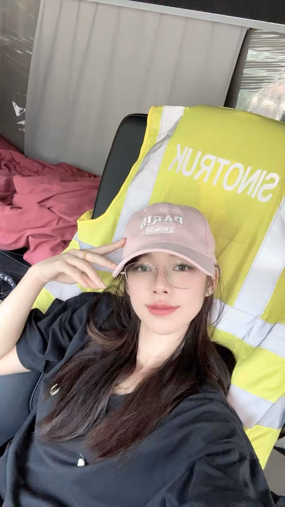 Ngô Thị Mỹ Hạnh từng nổi tiếng nhanh chóng với các clip chia sẻ về chuyện vui buồn nghề lái xe tải. Gắn bó với vô lăng xe tải hạng nặng đã năm, cô gái trẻ với vóc dáng nhỏ nhắn, cân nặng chỉ khoảng 40kg, nhưng lại có thể điều khiển thuần thục chiếc xe tải 30 tấn, chinh phục những cung đường dài. (Ảnh: FBNV)