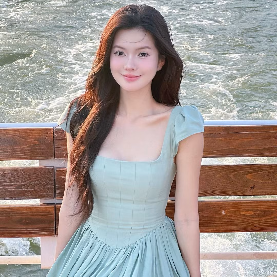Từ vẻ đẹp nhẹ nhàng, thoát tục trong những bộ váy trắng tinh khôi đến sự cá tính, sành điệu trong các bộ ảnh thời trang high-fashion, cô nàng luôn giữ vững phong độ nhan sắc. (Ảnh: IGNV)