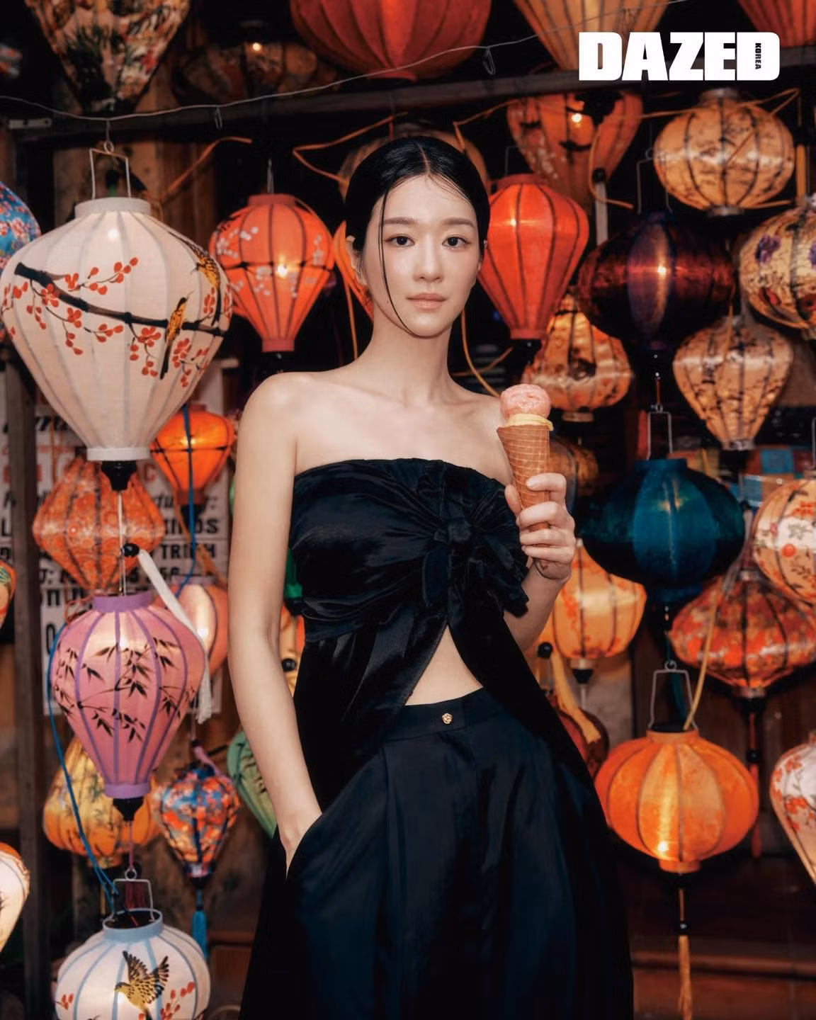 Ngày 19/5, tạp chí DAZED công bố bộ ảnh mùa hè của nữ diễn viên Hàn Quốc Seo Ye Ji. Loạt ảnh được thực hiện tại khu nghỉ dưỡng sang trọng ở Đà Nẵng và Hội An. Nhan sắc đỉnh cao và thần thái kiêu sa của Seo Ye Ji dễ dàng “đốt cháy” mọi ánh nhìn.