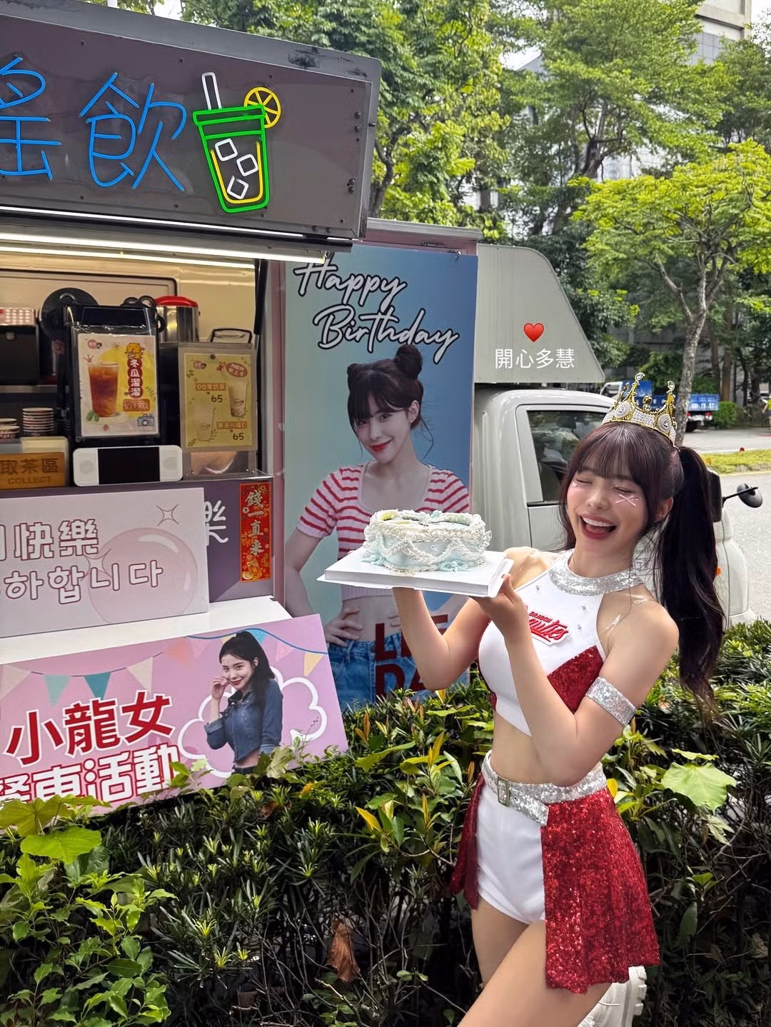 Trong loạt ảnh được đăng tải, Lee Da Hye xuất hiện với nhiều phong cách khác nhau, từ năng động, cá tính đến ngọt ngào, dễ thương. Cô nàng rực rỡ trong trang phục cổ vũ, tươi cười bên chiếc xe lưu động được trang trí hình ảnh của chính mình.(Ảnh: Instagram @le_dahye)