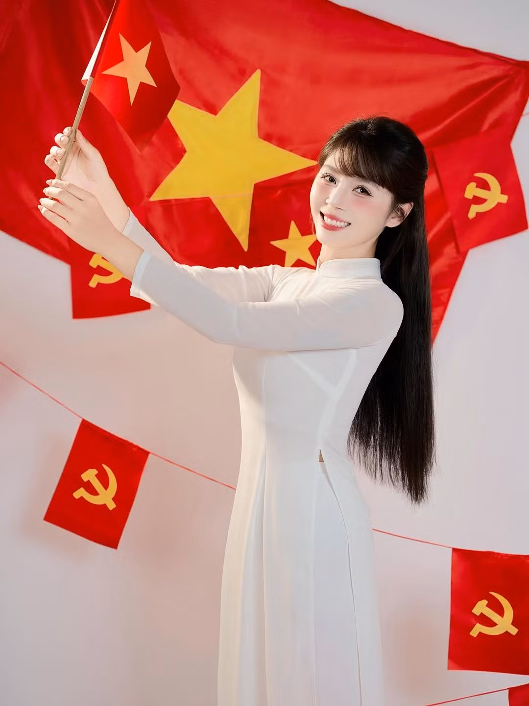Trong bộ ảnh, Ngọc Anh xuất hiện trong tà áo dài trắng tinh khôi, một biểu tượng của vẻ đẹp truyền thống Việt Nam. (Ảnh: IGNV)