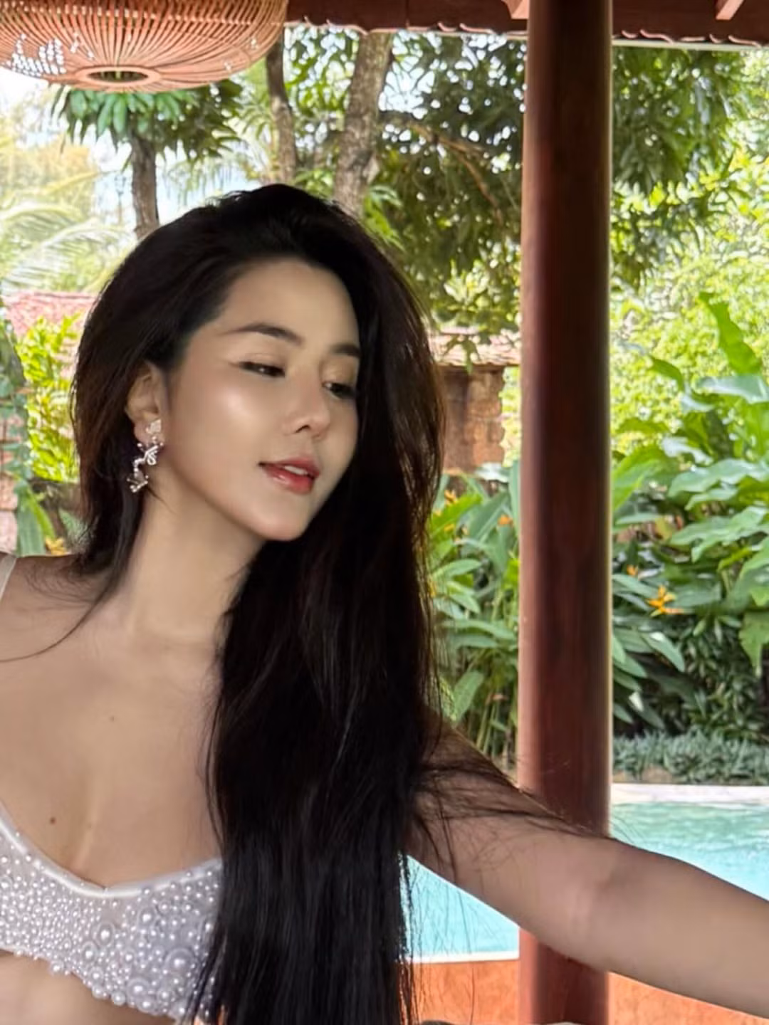 Cô kết hợp cùng chân váy dài, mỏng manh, tạo nên tổng thể vừa bay bổng, vừa cuốn hút. (Ảnh: IGNV)