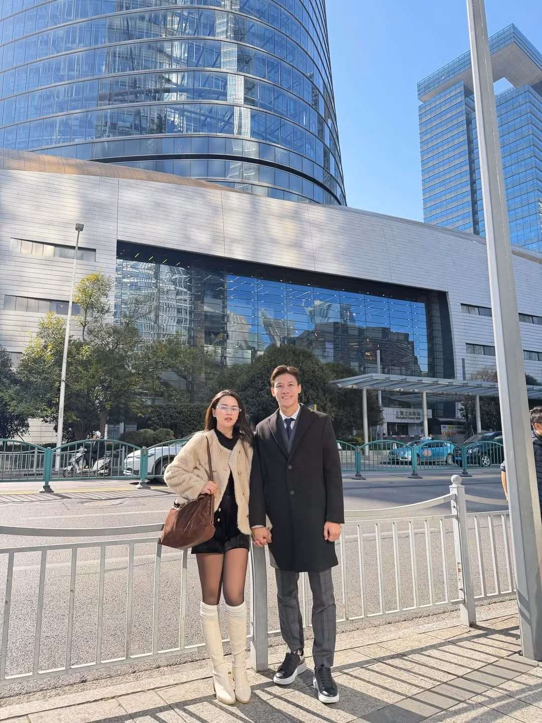 Bà xã anh cũng nổi bật không kém với phong cách thời trang trẻ trung, sành điệu, tôn lên vẻ đẹp dịu dàng, cuốn hút. (Ảnh: IGNV)