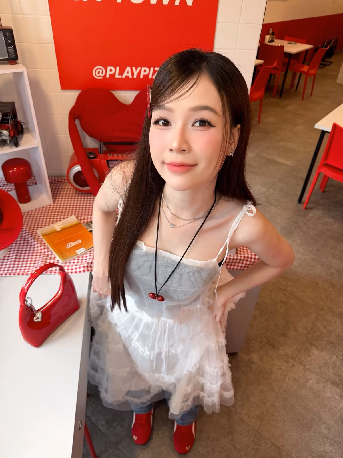 Loạt ảnh mới được chia sẻ cho thấy cô duy trì một vẻ ngoài rạng rỡ, làn da trắng mịn không tì vết cùng gương mặt bầu bĩnh, dễ thương đặc trưng. (Ảnh: FBNV)