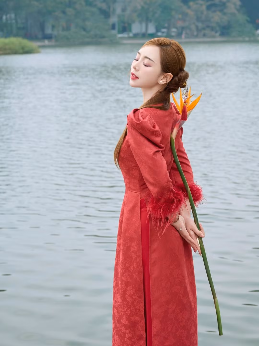 Nữ diễn viên Quỳnh Kool vừa tung ra bộ ảnh mới tại Hồ Gươm (Hà Nội) khiến người hâm mộ không khỏi trầm trồ. Khoác lên mình tà áo dài đỏ thắm rực rỡ, nữ diễn viên phim giờ vàng VTV đã hóa thân thành nàng thơ kiều diễm, toát lên vẻ đẹp dịu dàng, sắc sảo. (Ảnh: IGNV)