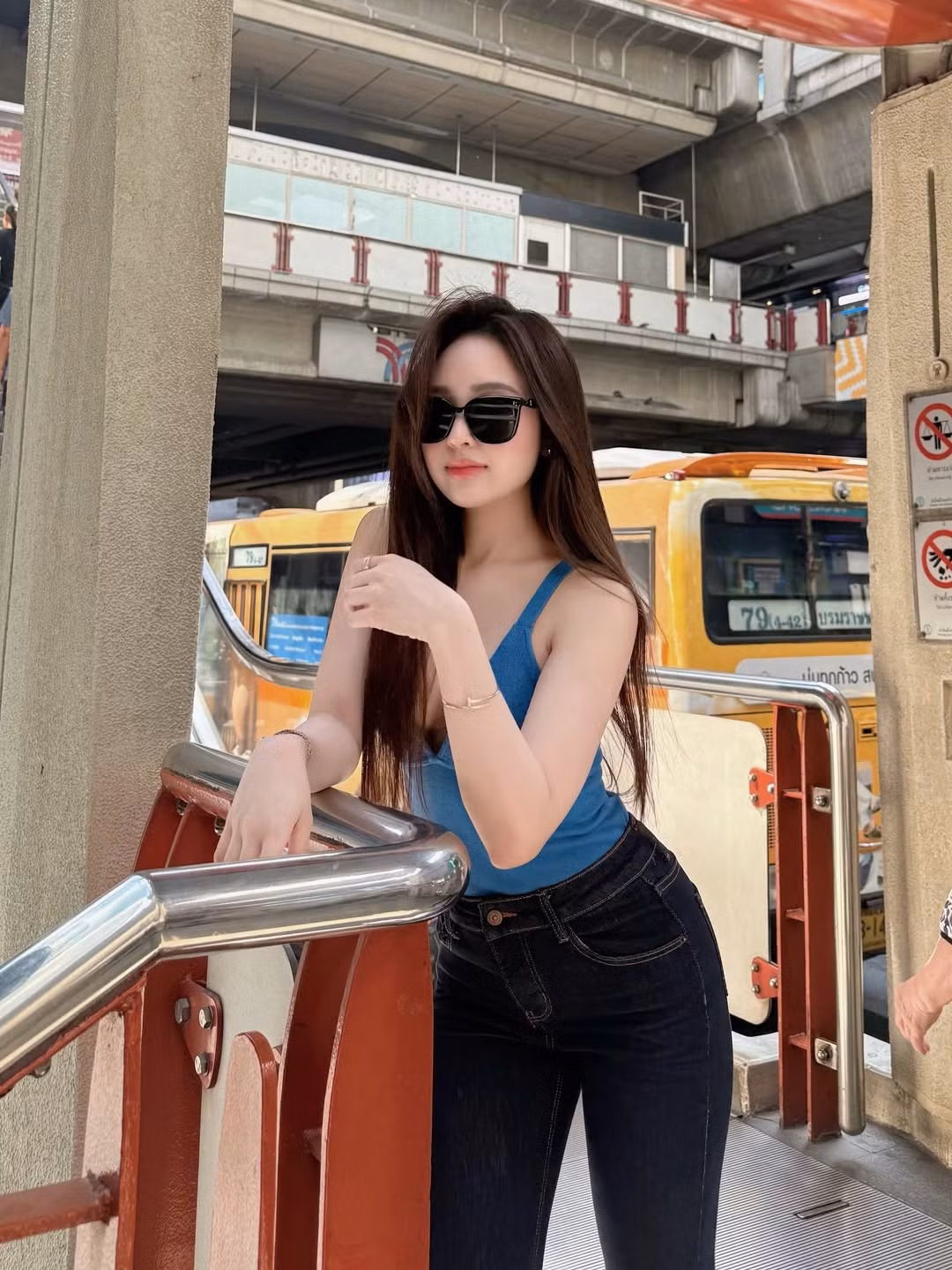 Bên cạnh đó, loạt phụ kiện đi kèm như kính râm bản lớn và túi xách màu nude không chỉ hoàn thiện phong cách thời thượng mà còn giúp cô nàng trông sành điệu hơn trên những con phố sầm uất của Thái Lan..(Ảnh: IGNV)