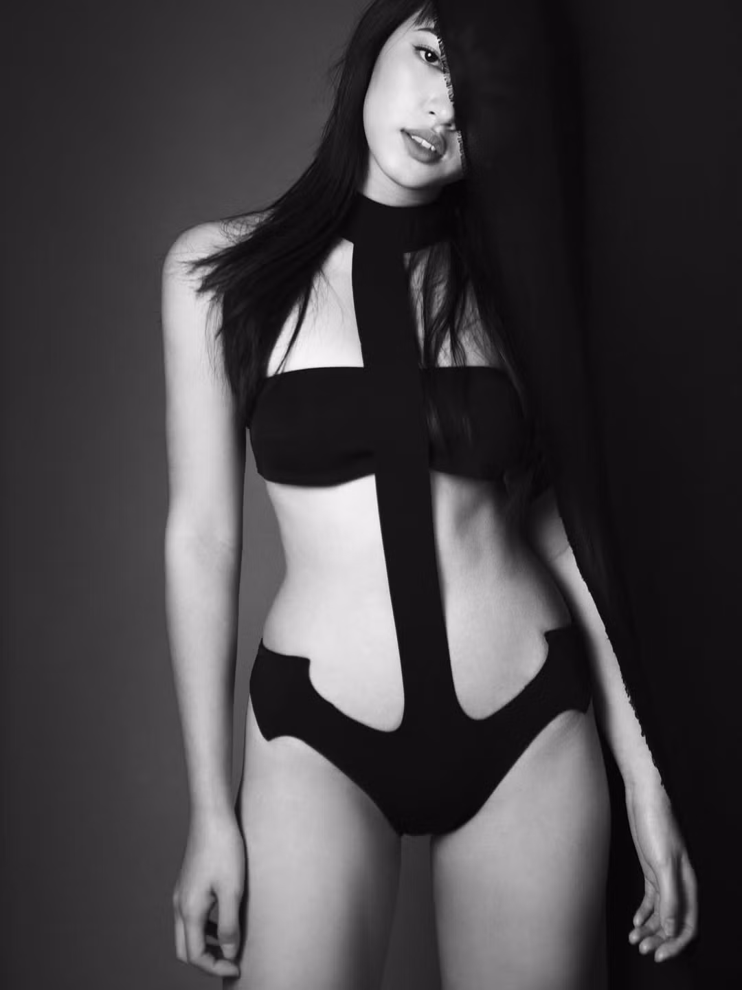 Từ những bộ bodysuit cắt xẻ táo bạo trong các bộ hình nghệ thuật đến phong cách street style đậm chất "cool girl" trên đường phố với áo khoác lông và bốt cao cổ, Châu Bùi chứng minh tư duy thẩm mỹ khác biệt của mình. (Ảnh: IGNV)