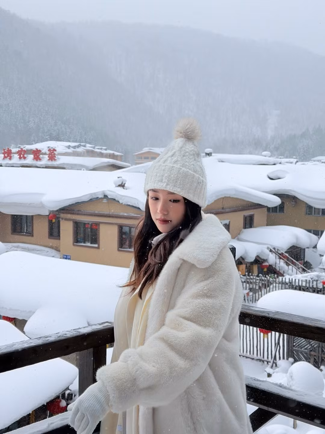 Làng Tuyết Hương (China Snow Town) tọa lạc tại tỉnh Hắc Long Giang, Trung Quốc là một trong những điểm đến mùa đông hot nhất châu Á thời gian qua. Điểm đặc trưng nhất của ngôi làng chính là những lớp tuyết dày, mịn màng bao phủ lên mái nhà gỗ, tạo thành những hình thù như những cây nấm khổng lồ. (Ảnh: IGNV)