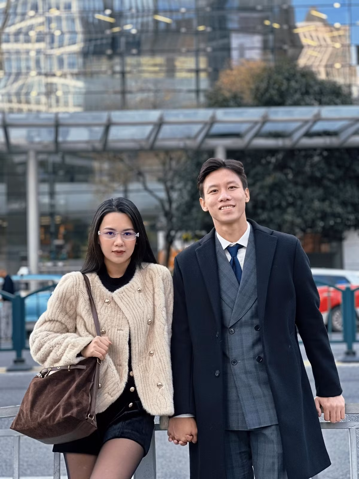 Trong chuyến đi này, Quế Ngọc Hải không còn là đội trưởng bản lĩnh trên sân cỏ mà hóa thân thành một "tài tử" lịch lãm, điển trai khi diện những bộ vest, áo khoác dạ ấm áp. (Ảnh: IGNV)