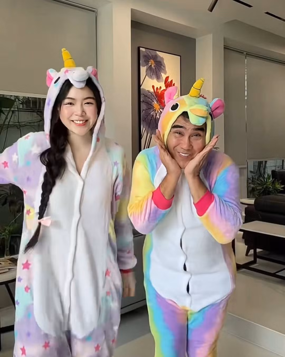 Không chỉ vậy, nam MC còn thể hiện cưng chiều cô công chúa nhà mình khi cùng con gái thực hiện điệu nhảy cực đáng yêu. (Ảnh: @mai.thaolinh)