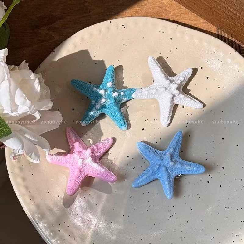 Màu sắc thường là xanh dương, xanh ngọc hoặc các gam màu pastel tươi sáng.