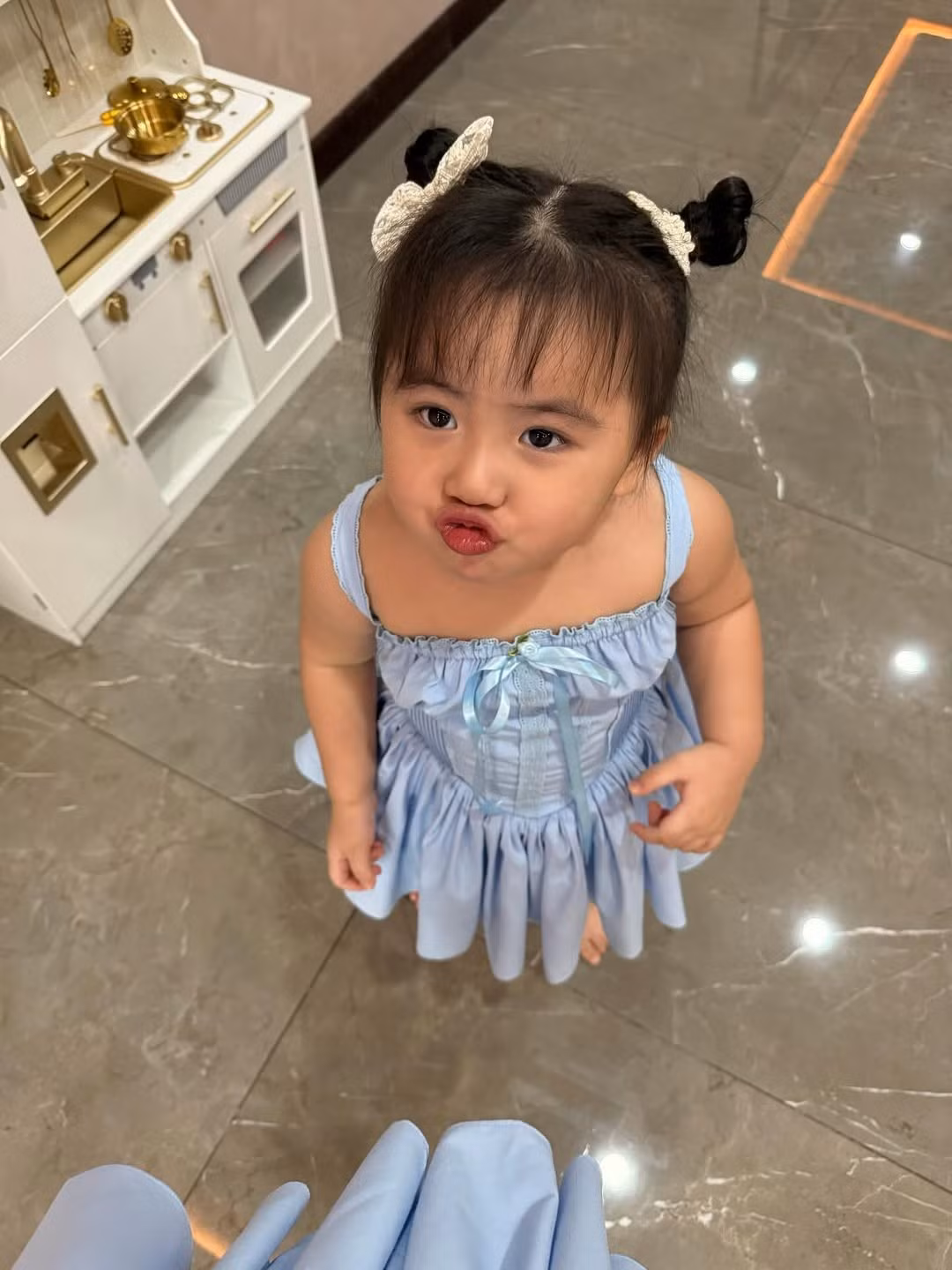 Qua những bức ảnh được mẹ Huyền 2k4 chia sẻ, cô bé cho thấy khả năng làm dáng "thiên bẩm" với vô số biểu cảm đa dạng.