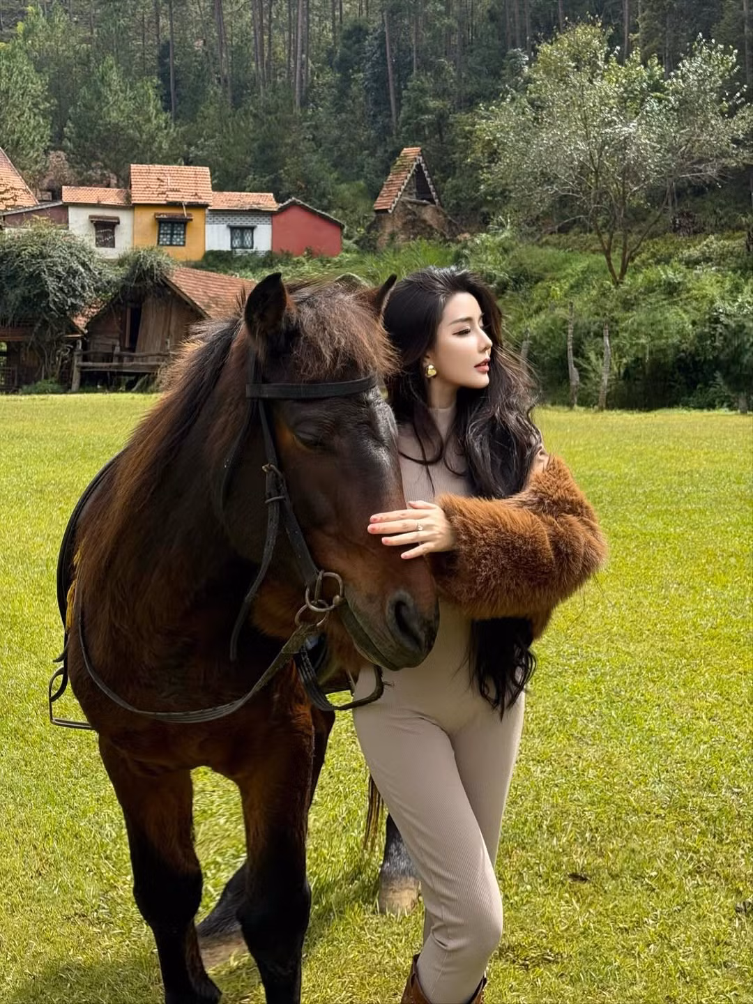Trong bộ ảnh, Võ Ngọc Trân xuất hiện với trang phục lấy tông màu nude, be làm chủ đạo, bao gồm một bộ bodysuit ôm sát, khoe trọn đường cong cơ thể "đồng hồ cát" trứ danh. (Ảnh: IGNV)