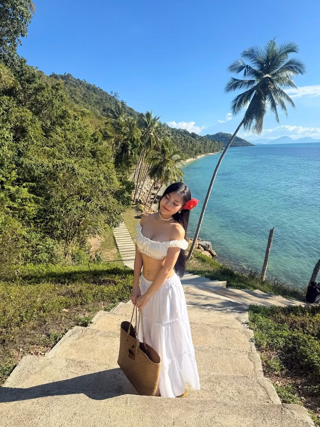 Trên trang cá nhân, cô nàng thể hiện cuộc sống đủ đày, sang chảnh khi thường xuyên đăng tải những khoảnh khắc đi du lịch ở nhiều địa điểm khác nhau. (Ảnh: IGNV)