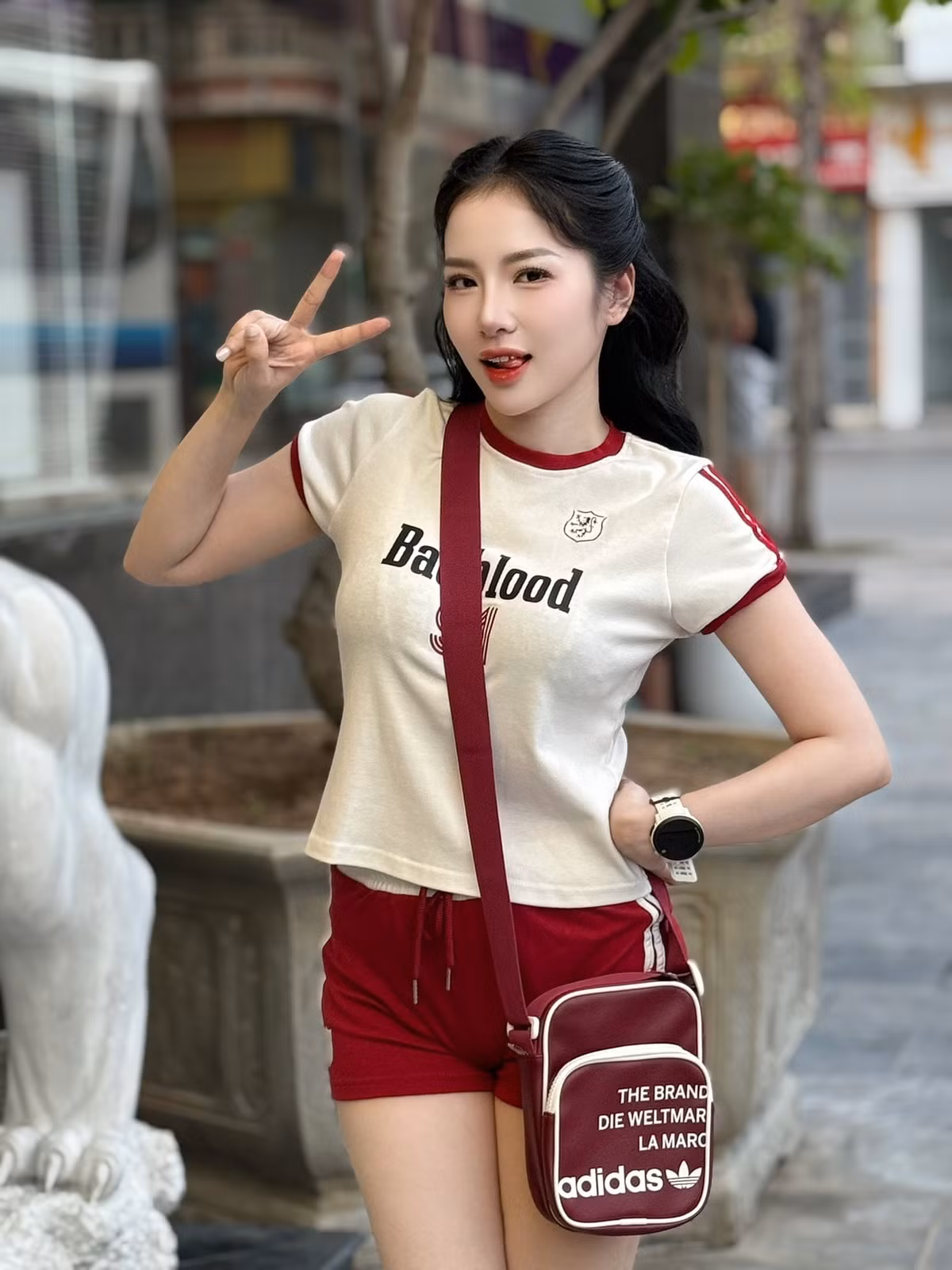 Được biết đến với danh xưng "hot girl chạy bộ", it ai biết, công việc chính của Ngọc Loan là một y tá tại Hải Phòng. Cô nàng bắt đầu tham gia các giải chạy bộ được khoảng 1 năm.
