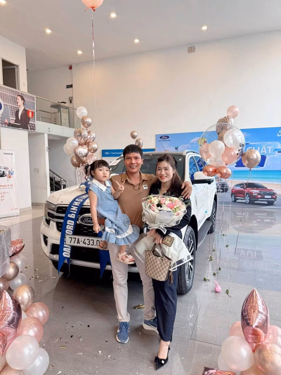 Lộc Fuho (tên thật Phạm Văn Lộc, sinh năm 1994) được biết đến như một hiện tượng mạng đình đám. Mới đây, anh chàng vừa đăng tải đoạn video khoe khoảnh khắc anh cùng vợ con đến showroom để nhận xe mới, thu hút sự chú ý của cộng đồng mạng.