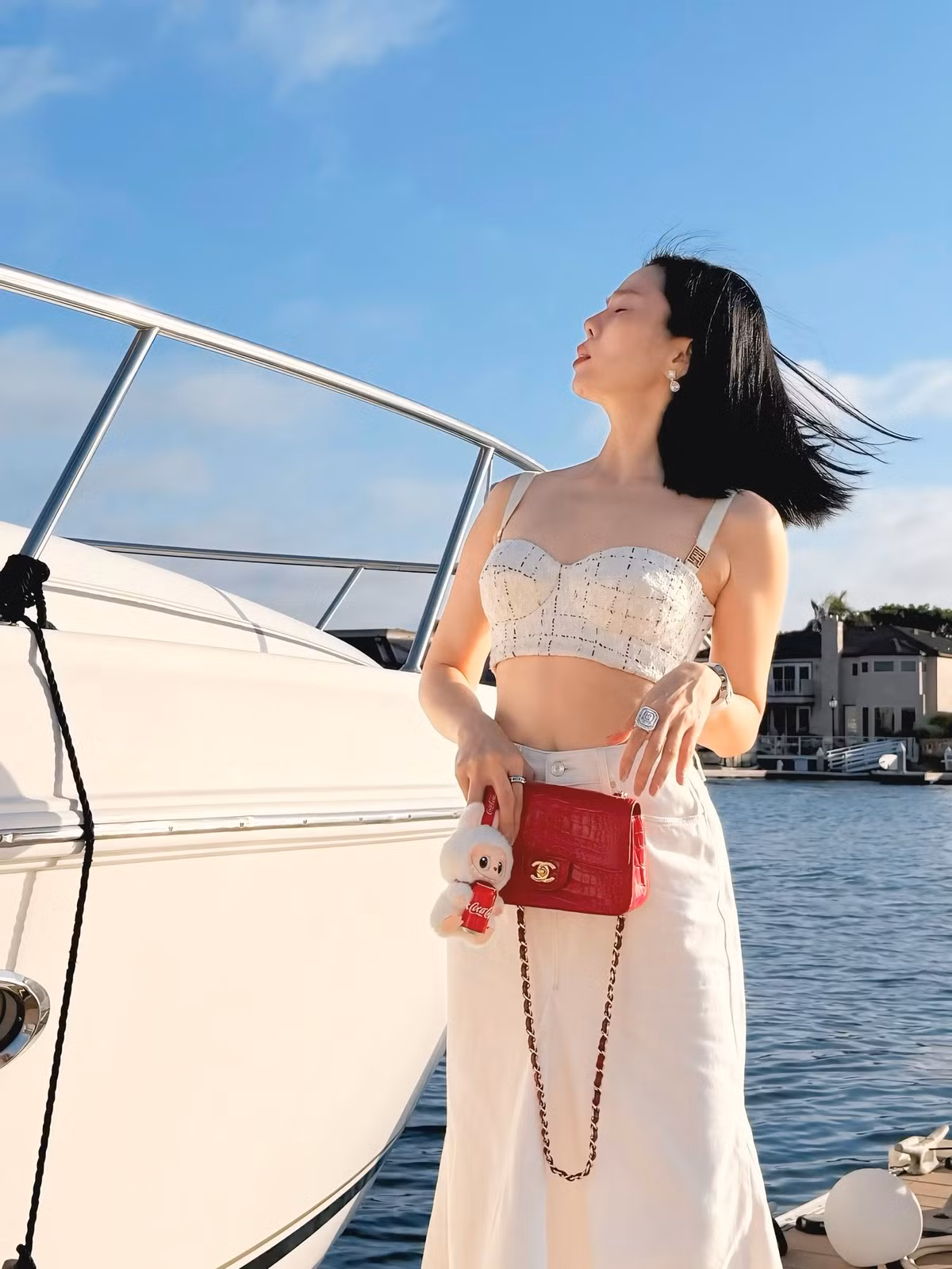 Ở tuổi 44, nữ ca sĩ vẫn giữ được vóc dáng cân đối, đặc biệt là làn da săn chắc, mịn màng.