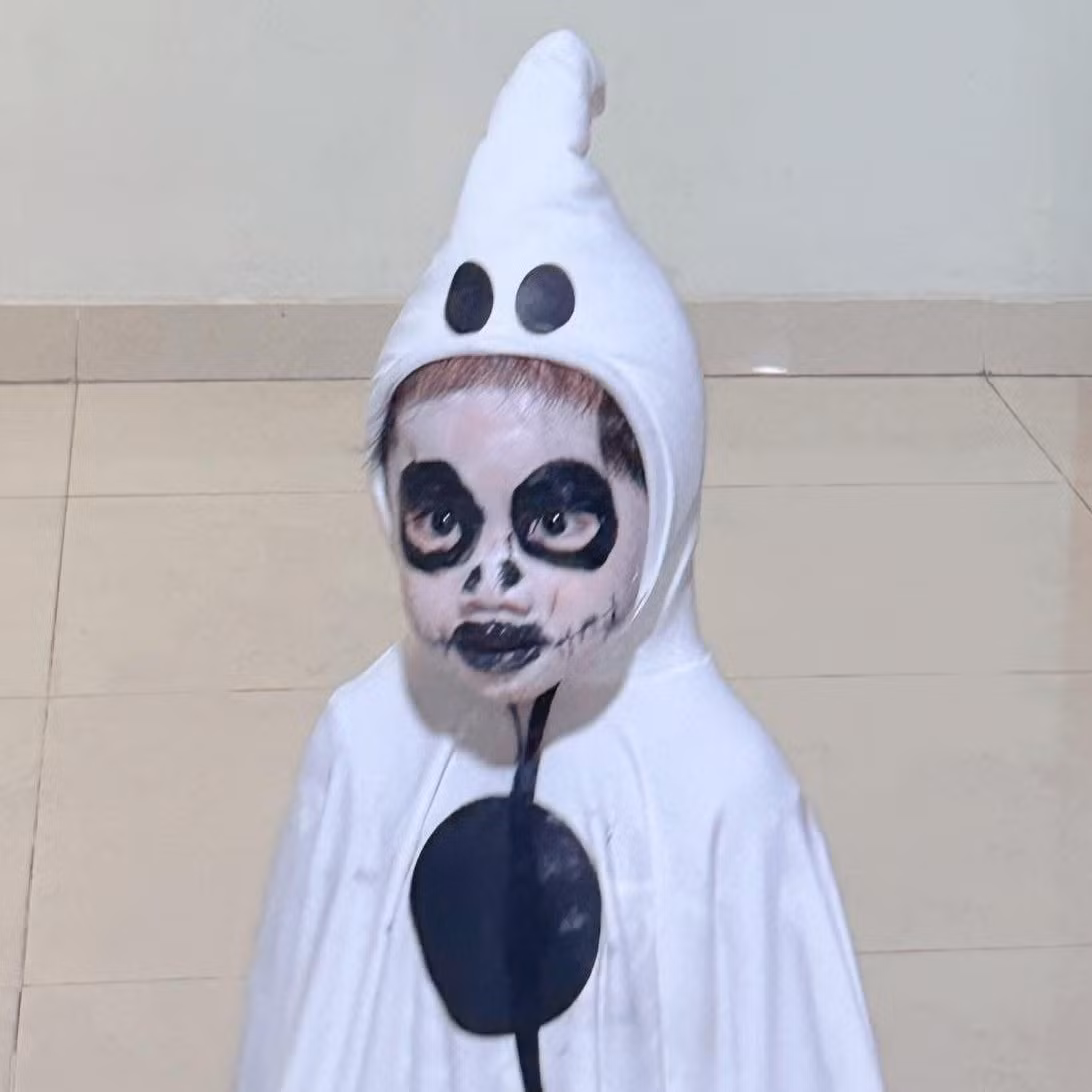 Theo đó, nhân vật chính là một em bé đáng yêu nhưng đã được mẹ biến hóa thành... một "bé ma" trắng bệch, với khuôn mặt xương sọ đen trắng được vẽ lên, kết hợp cùng bộ đồ ma mũm mĩm.