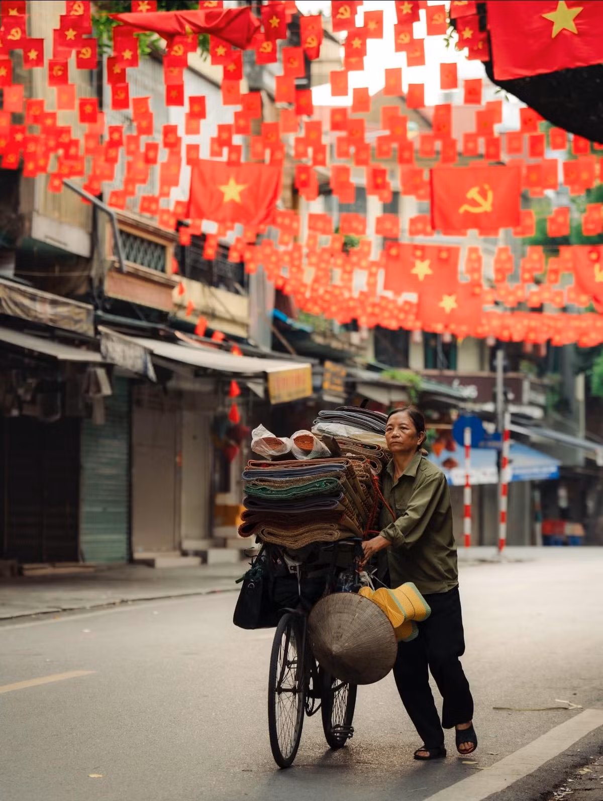 Những lá cờ được treo trang trọng, thẳng tắp, phấp phới trong gió. (Ảnh: Blog Của Rọt)