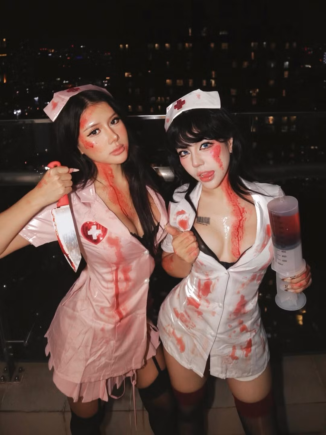 Mùa Halloween đã đến, trong khi mọi người đang tìm kiếm những ý tưởng hóa trang độc đáo, bộ đôi hot girl Xuân Ca và Bảo Khuyên Susan đã có màn kết hợp cực kỳ ấn tượng, mang đến một concept vừa gợi cảm, vừa rùng rợn. (Ảnh: IG @xun.ca_)