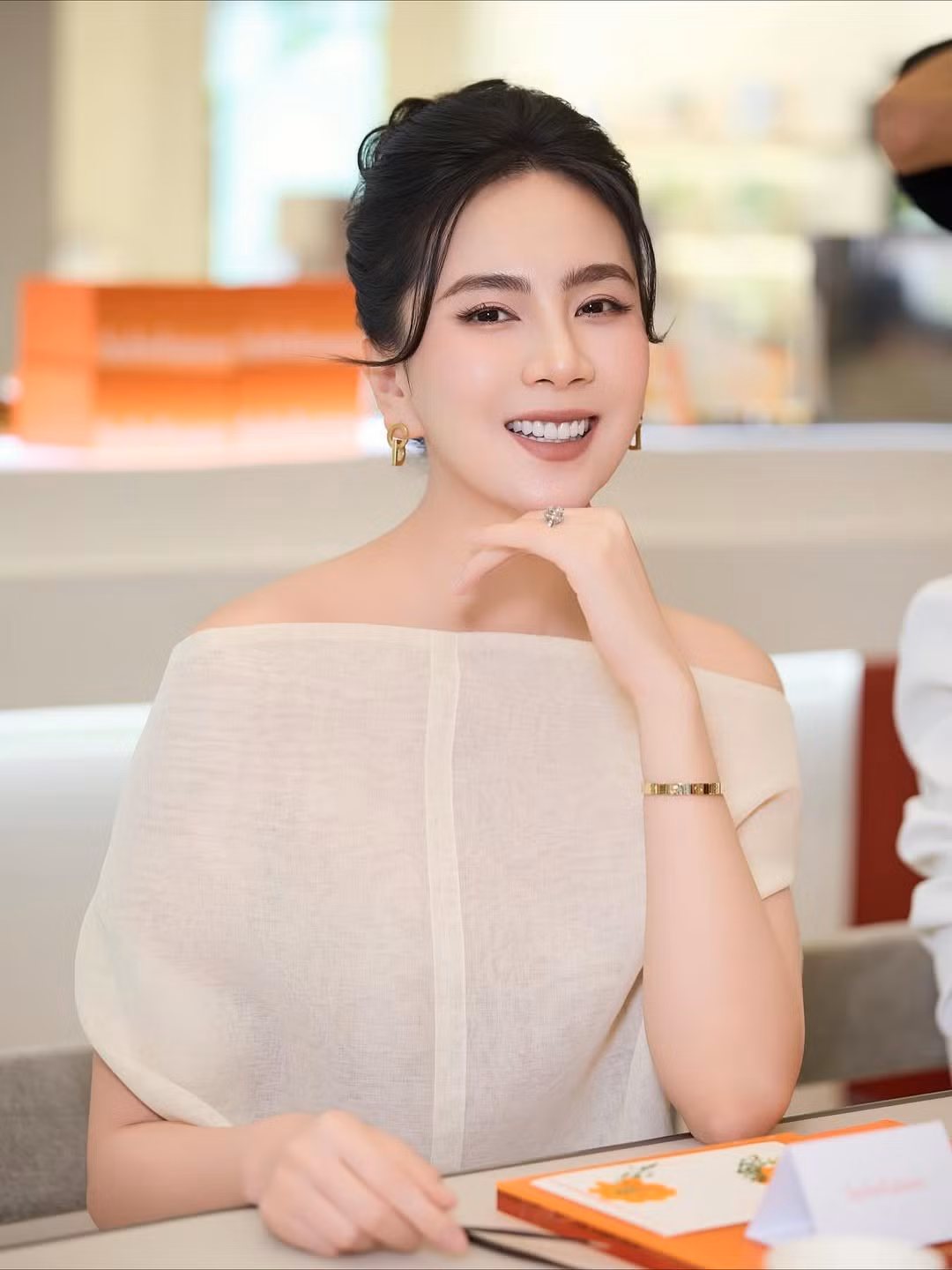 Thay vì vội vàng ép cân hay tạo áp lực, Mai Ngọc chọn cách kiên nhẫn từng bước một. Cô luôn giữ tinh thần tự tin, kiên nhẫn và lạc quan, điều này giúp cô vượt qua những khó khăn trong hành trình lấy lại vóc dáng. (Ảnh: IGNV)