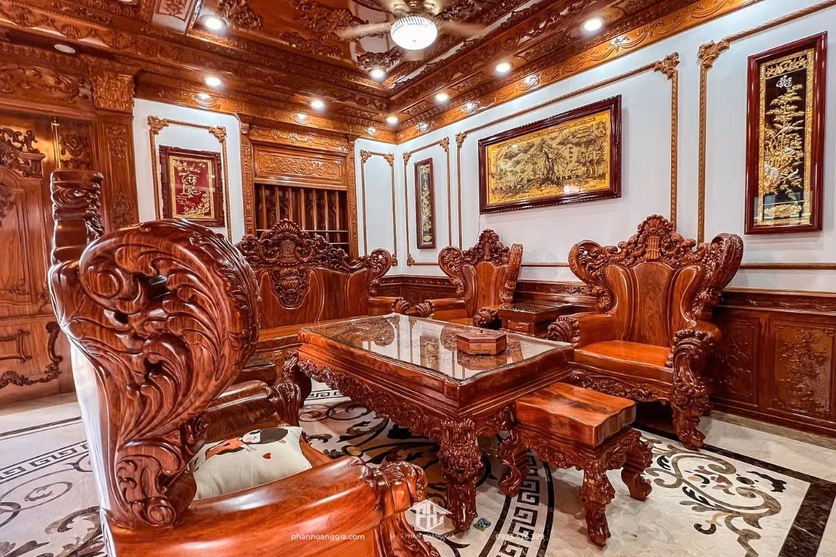 Những bộ bàn ghế này thường được làm từ gỗ quý, chạm trổ rồng bay phượng múa, hoa lá cành uốn lượn đến từng milimet. Đẹp thì có đẹp, sang thì có sang, nhưng đó cũng chính là nơi trú ngụ lý tưởng của hàng tỷ hạt bụi cứng đầu.
