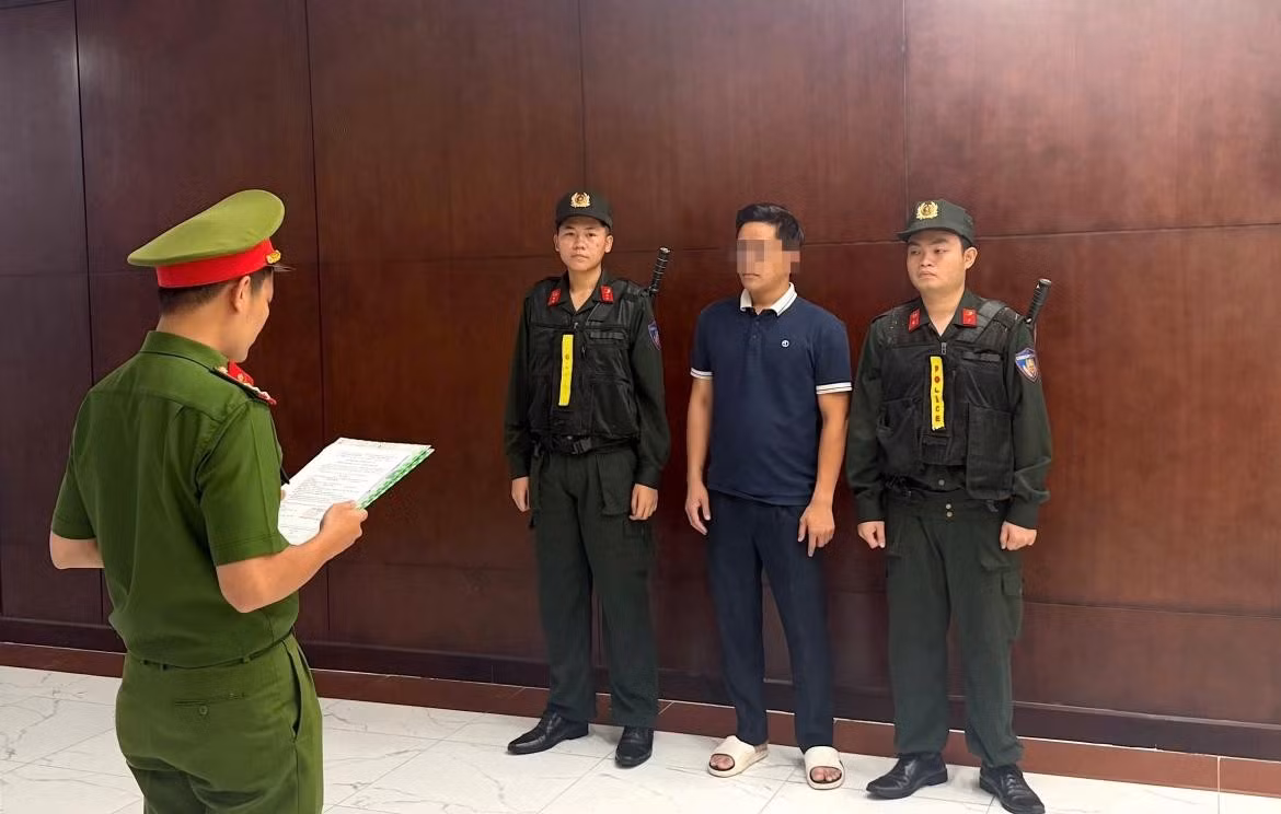 Cơ quan Cảnh sát điều tra Công an TP HCM tống đạt quyết định khởi tố và lệnh bắt bị can để tạm giam đối với ông Trần Trung Du. (Ảnh: CACC)