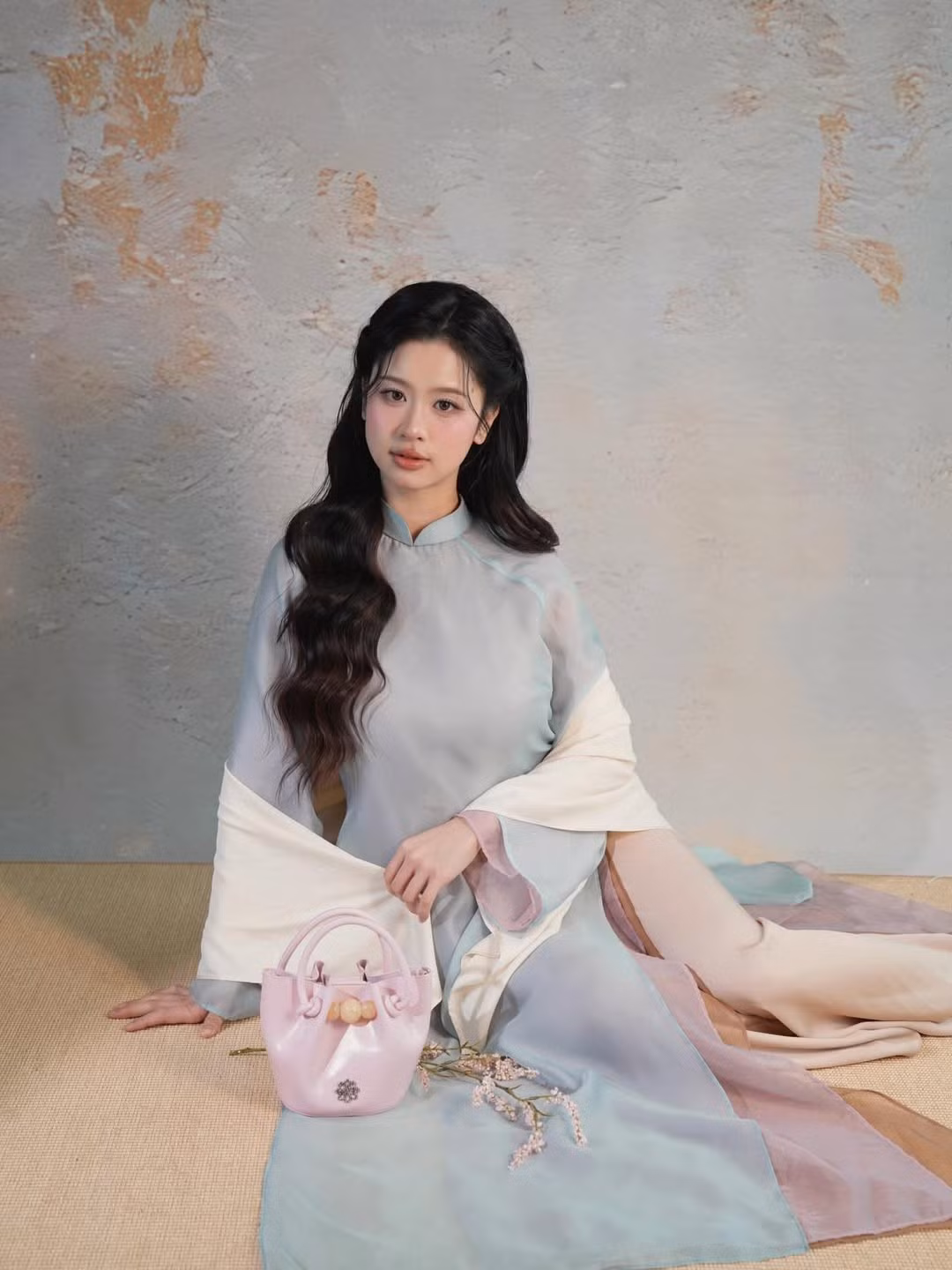 Mỗi dịp Tết đến xuân về, "đường đua" áo dài của các mỹ nhân Việt lại trở nên nhộn nhịp hơn bao giờ hết. Năm nay, cái tên Hàn Hằng tiếp tục trở thành tâm điểm chú ý khi tung ra bộ ảnh diện áo dài truyền thống đầy cuốn hút. Không cần hở bạo hay trang điểm cầu kỳ, nàng hot girl sinh năm 1999 vẫn ghi điểm tuyệt đối nhờ nhan sắc "lão hóa ngược". (Ảnh: IGNV)