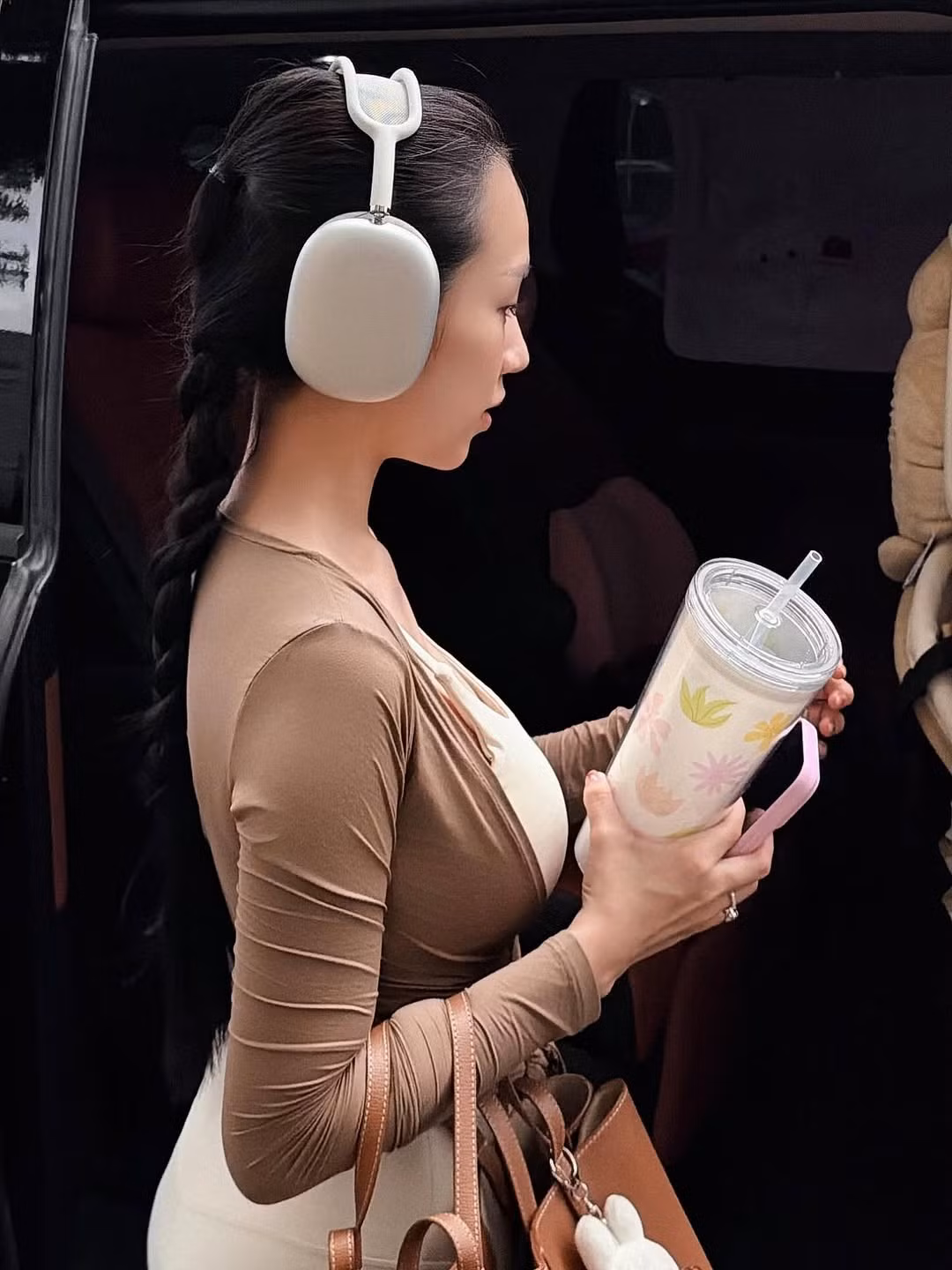 Trong loạt ảnh được đăng tải trên trang cá nhân, Joyce Phạm xuất hiện với set đồ tập ôm sát, khoe trọn vóc dáng săn chắc, không chút mỡ thừa. (Ảnh: FBNV)