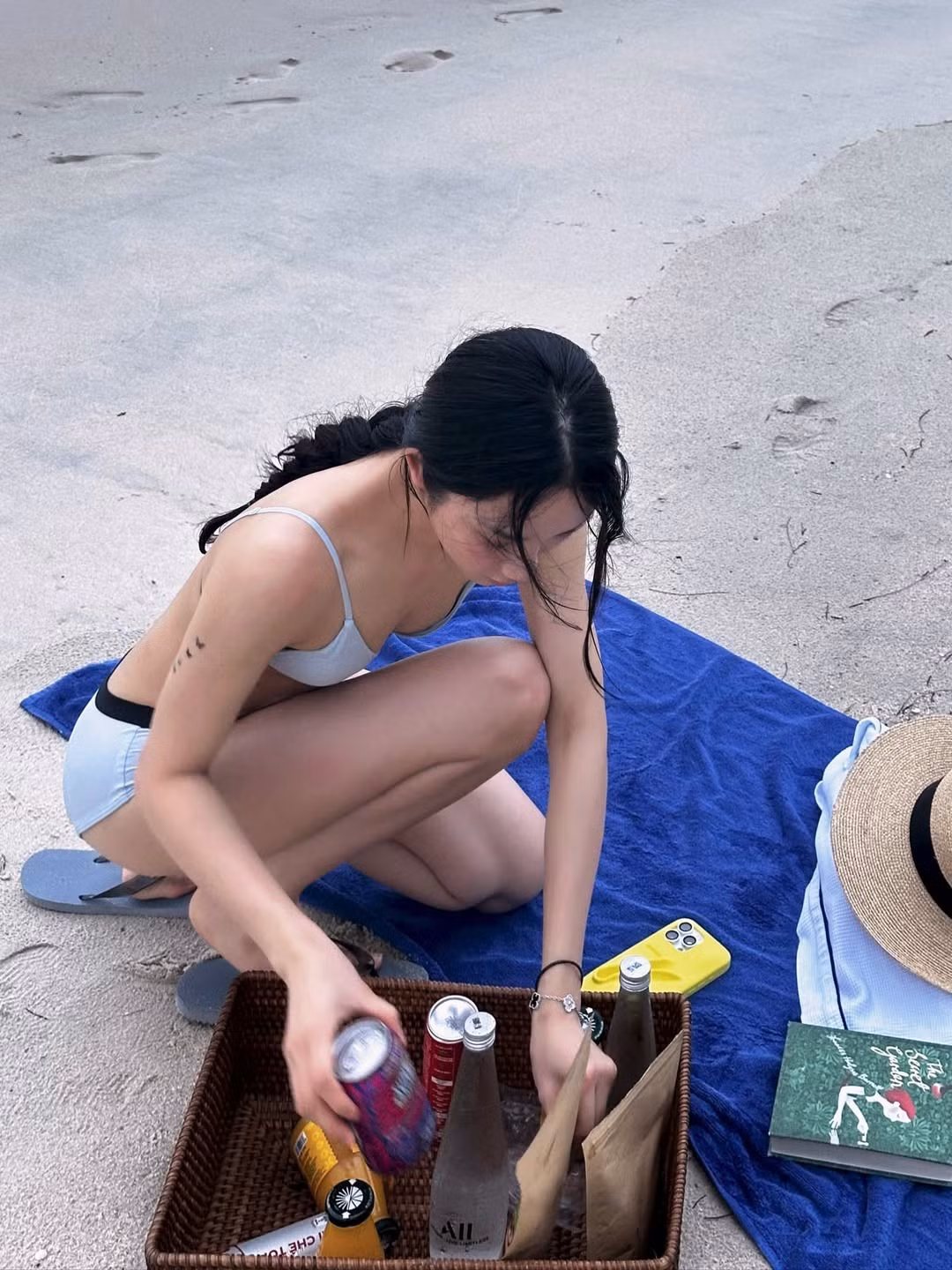 Trong chuyến nghỉ dưỡng tại một khu resort sang trọng, cô nàng đã không ngần ngại khoe trọn vóc dáng thon gọn, nuột nà trong bộ bikini hai mảnh đơn giản nhưng đầy cuốn hút. (Ảnh: IGNV)