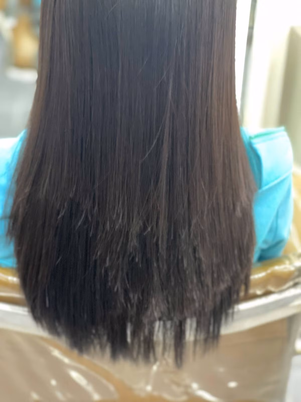 Để không phải "khóc ròng" tại salon và có một cái Tết trọn vẹn, các chị em đừng chỉ tin vào những hình ảnh quảng cáo lung linh trên mạng. Hãy tham khảo đánh giá từ bạn bè hoặc những người đã từng trải nghiệm thực tế. Bên cạnh đó, đừng đợi đến những ngày sát Tết mới đi làm. Áp lực khách đông có thể khiến thợ làm việc vội vàng, không đạt được sự tỉ mỉ cần thiết.