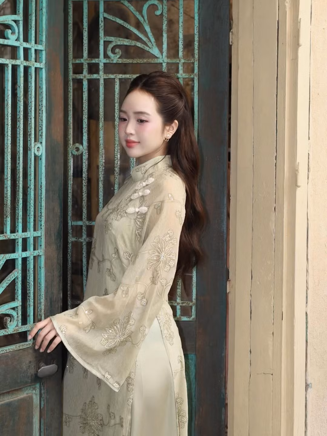 Bộ ảnh được thực hiện trong một không gian mang đậm màu sắc vintage với những mảng tường rêu phong, bàn gỗ mộc mạc và những vật dụng trang trí nhuốm màu thời gian. (Ảnh: IGNV)
