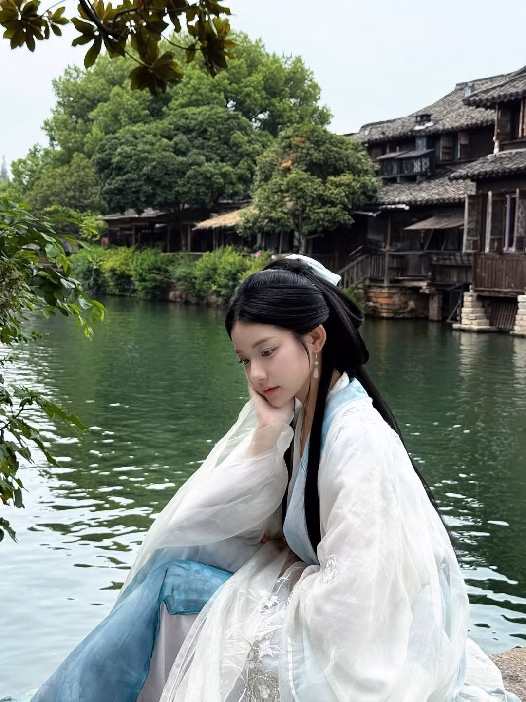 Với khung cảnh như tranh vẽ, Ô Trấn đã trở thành điểm đến yêu thích của nhiều nghệ sĩ, nhiếp ảnh gia và những ai yêu thích văn hóa truyền thống. (Ảnh: IGNV)