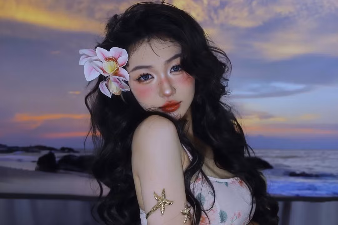 Cô nàng khéo léo kết hợp trang phục với background, từ ánh hoàng hôn lãng mạn đến bình minh trên biển, tạo nên những khung hình đẹp như tranh vẽ, khiến fan không khỏi xuýt xoa.