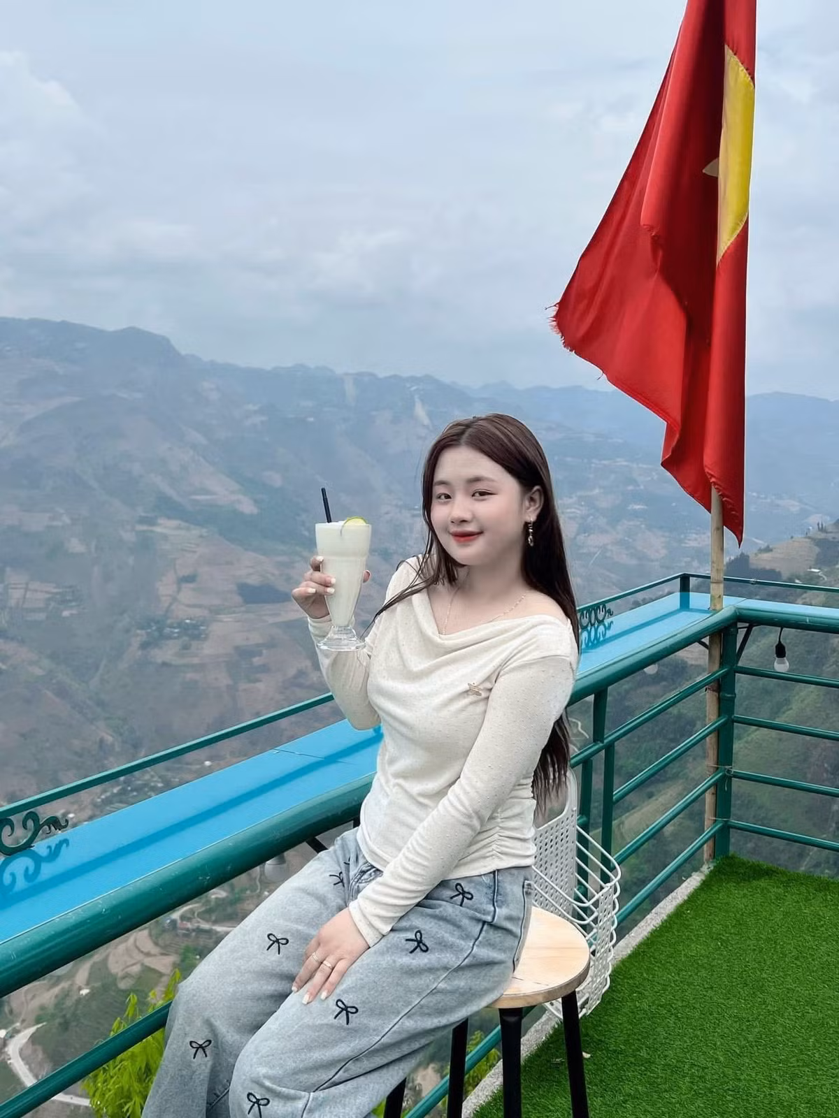 Bức ảnh vô tình được lan truyền đã khiến cuộc đời Dua thay đổi hoàn toàn, giúp cô trở thành một hiện tượng mạng được săn đón, tham gia nhiều hoạt động quảng bá du lịch và cải thiện kinh tế gia đình. (Ảnh: FBNV)
