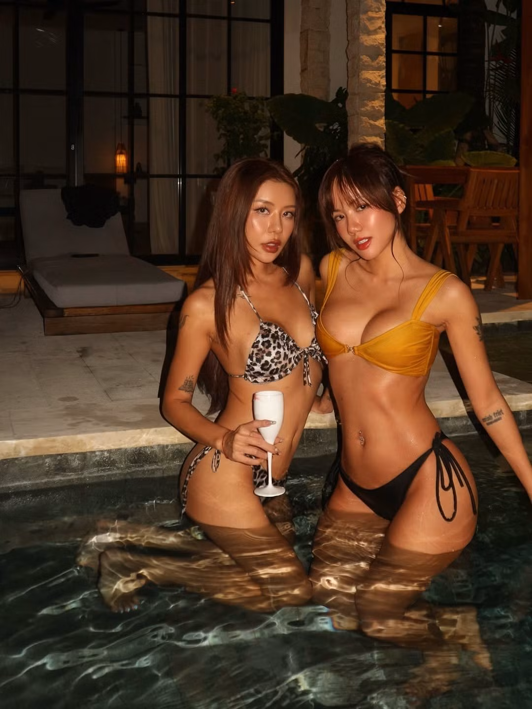 Bên cạnh cô bạn thân, nữ ca sĩ Phương Ly lại chọn phong cách có phần trẻ trung và nữ tính hơn với bộ bikini tông màu vàng nghệ và đen.