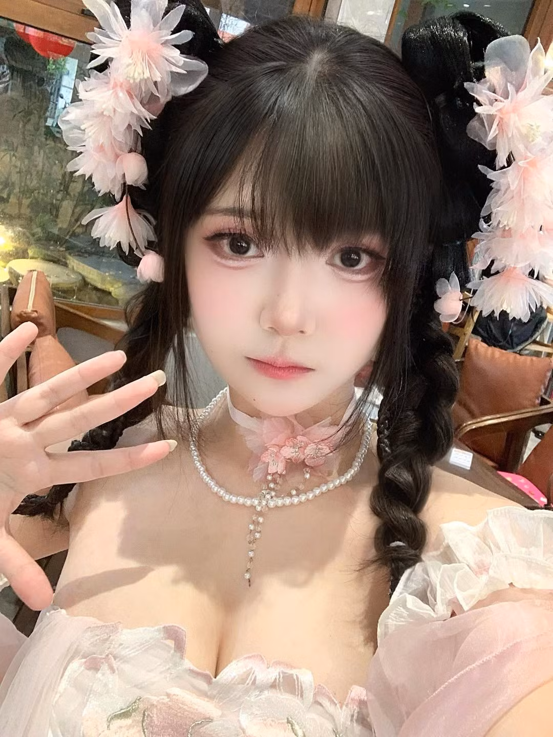 Trong bộ ảnh, "Chị Hằng" phiên bản hiện đại này khoác lên mình chiếc váy trễ vai màu hồng phấn, với những đường diềm xếp nếp bồng bềnh, gợi cảm giác nhẹ nhàng, nữ tính. (Ảnh: IG @Cigw Pols)