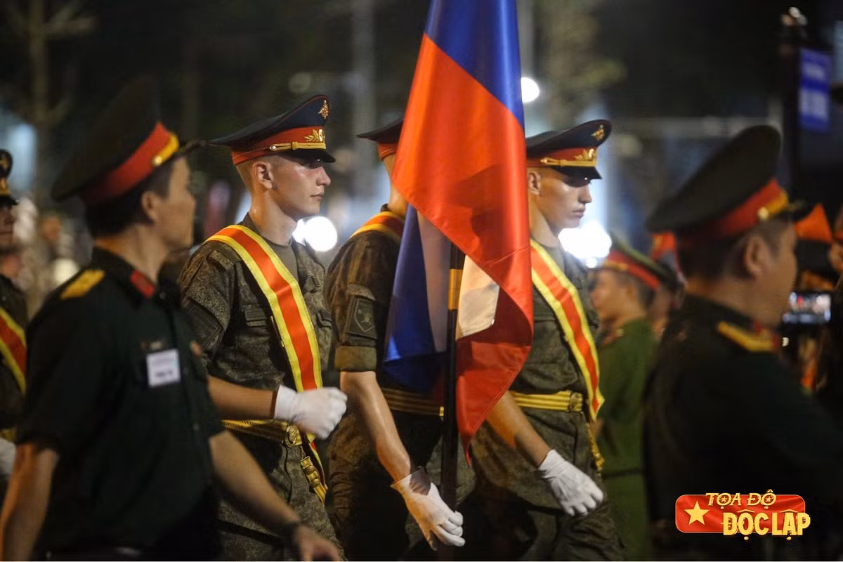 Người rước cờ với vóc dáng cao nổi bật dẫn đầu đội hình của khối quân đội Nga. Ảnh: Nhật Anh.
