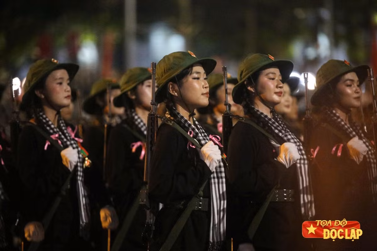 Lần đầu tiên sau nhiều tháng miệt mài trên thao trường, các chiến sĩ được hòa mình vào không khí phố phường, sải bước trong vòng tay và tiếng reo hò nồng nhịp của người dân. Theo kế hoạch, trước khi bước vào sơ duyệt tối 27/8 và tổng duyệt sáng 30/8, các lực lượng tham gia Lễ diễu binh, diễu hành tại Quảng trường Ba Đình sẽ trải qua thêm một buổi tổng hợp luyện nữa vào tối 24/8. Ảnh: Nhật Anh.