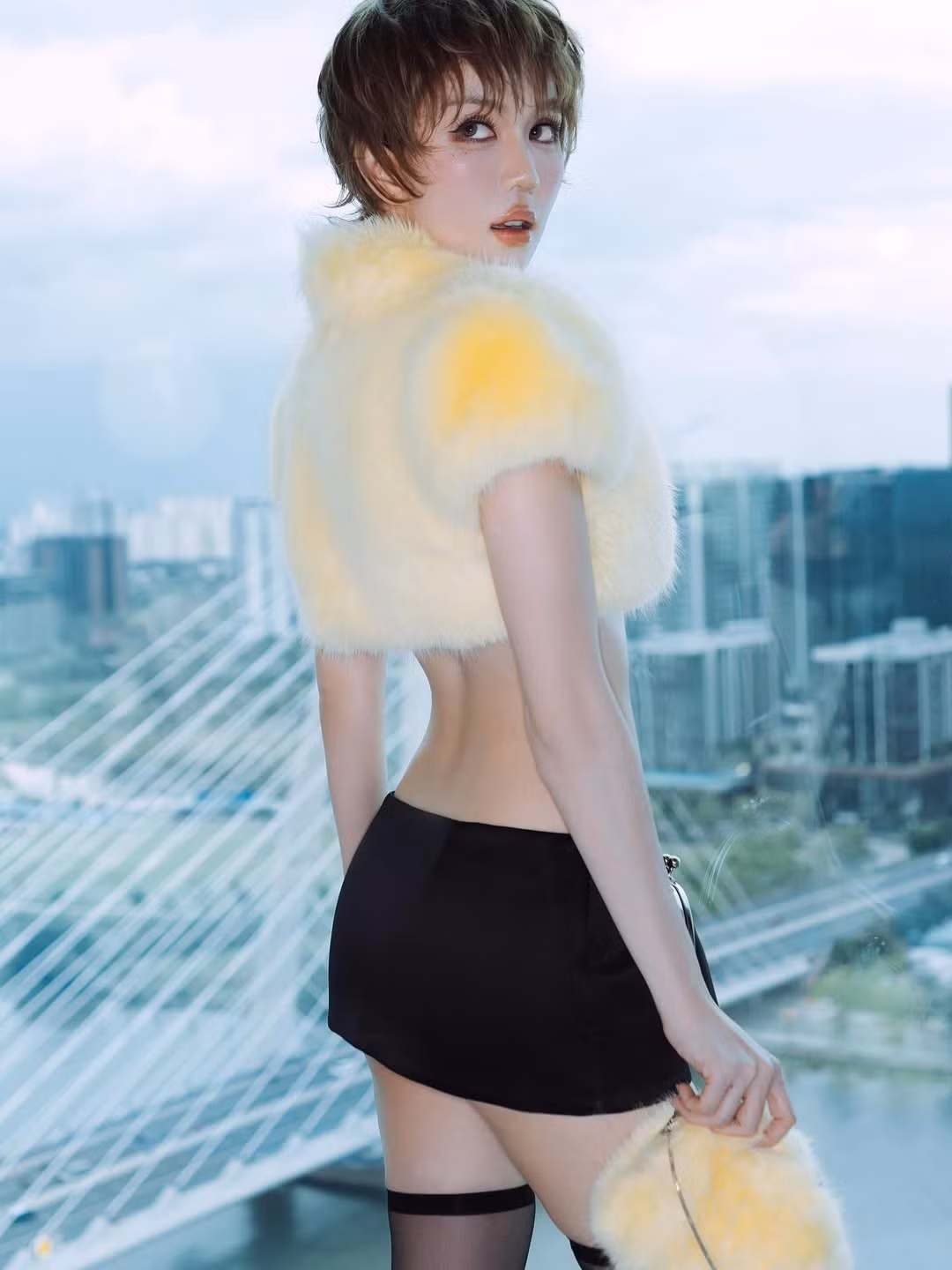 Xuất hiện tại những sự kiện thời trang gần đây, Ngọc Trinh gợi nhớ cho nhiều người đến hình ảnh của cô nagfy xưa với những outfit táo bạo nhưng được nhận xét mang tính thời trang hơn chỉ đơn thuần là gây chú ý.