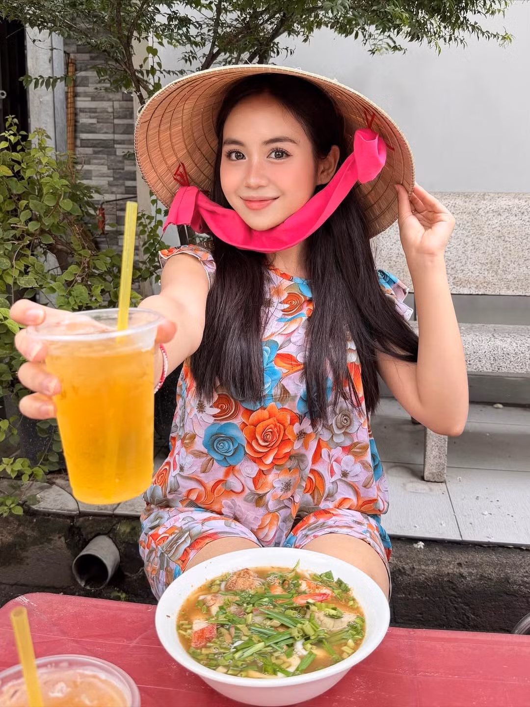 Maysaa Phanthabouasy là cái tên đã trở nên quen thuộc và rất được yêu mến trong cộng đồng mạng Việt Nam. Cô gái Lào xinh đẹp, nổi tiếng với khả năng nói tiếng Việt trôi chảy và tình yêu dành cho văn hóa đất nước hình chữ S. (Ảnh: IGNV)