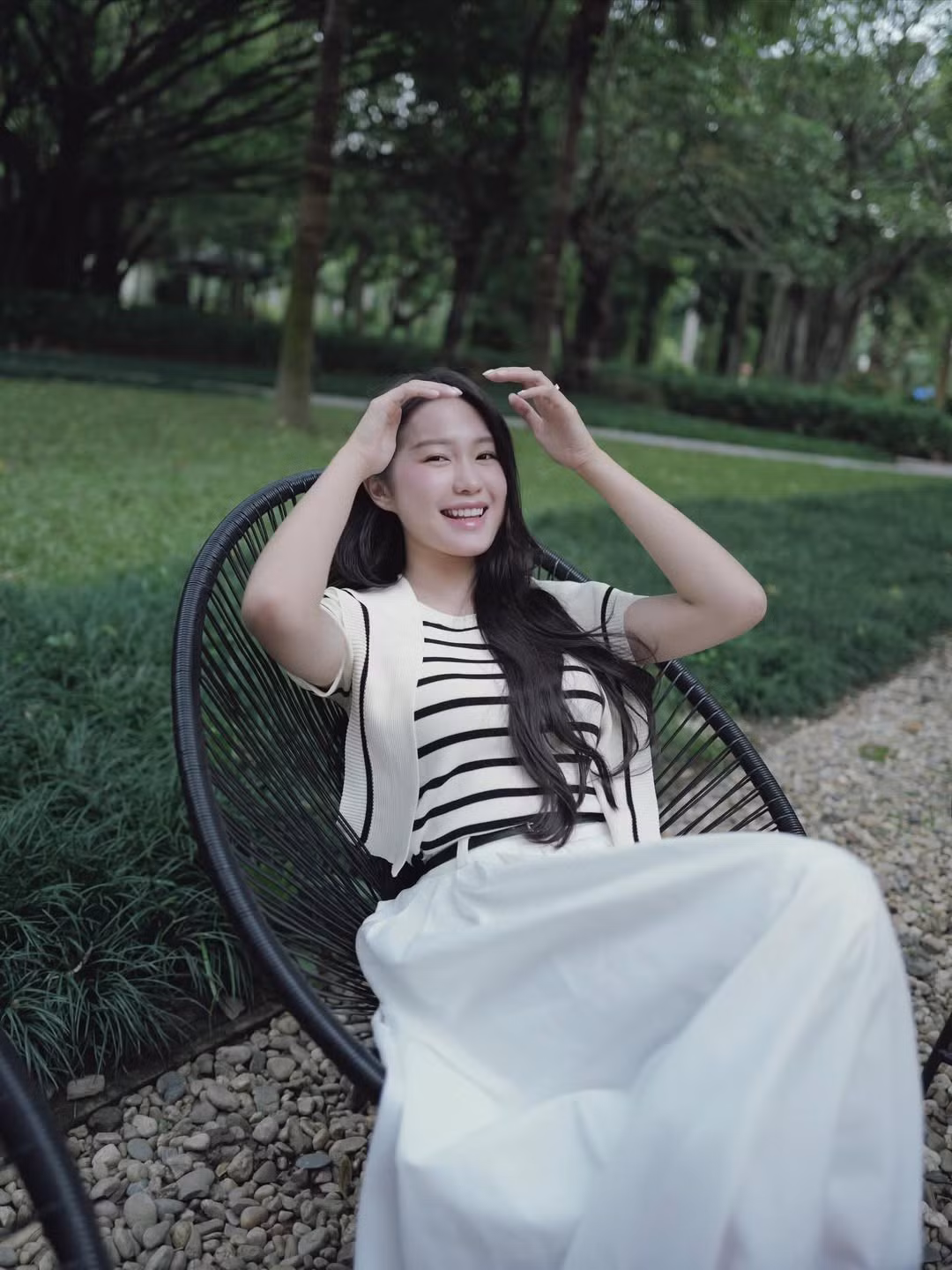 Nụ cười rạng rỡ, ánh mắt mơ màng trong khoảnh khắc thư giãn đã khắc họa rõ nét hình ảnh một nàng thơ đài các, đầy khí chất. (Ảnh: IGNV)
