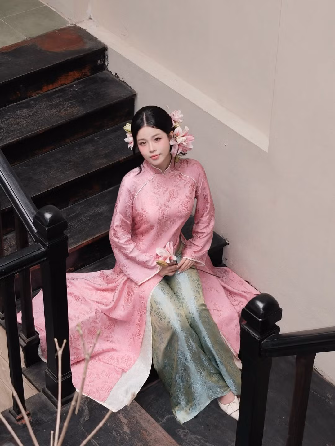 Phom suông giúp che khuyết điểm cơ thể hiệu quả, mang lại vẻ ngoài trẻ trung nhưng vẫn giữ được nét kín đáo, đoan trang của phụ nữ Việt. (Ảnh: IG @quynhriviu_)
