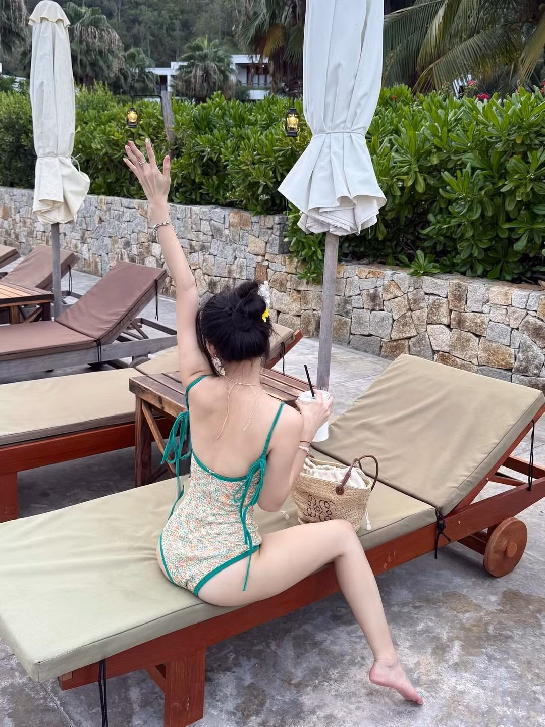 Cô nàng khéo léo khoe vóc dáng thon gọn, đôi chân dài miên man cùng thần thái vô cùng cuốn hút. (Ảnh: IGNV)