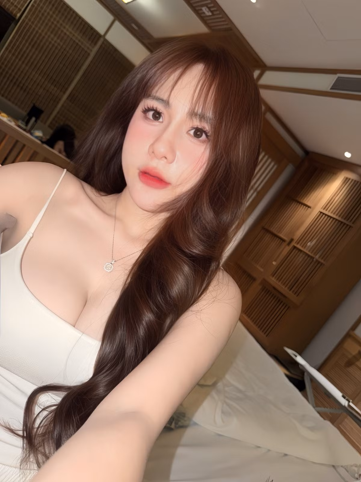Những thiết kế ôm sát, khoe trọn đường cong thường được Tuyết Anh lựa chọn. (Ảnh: FBNV)