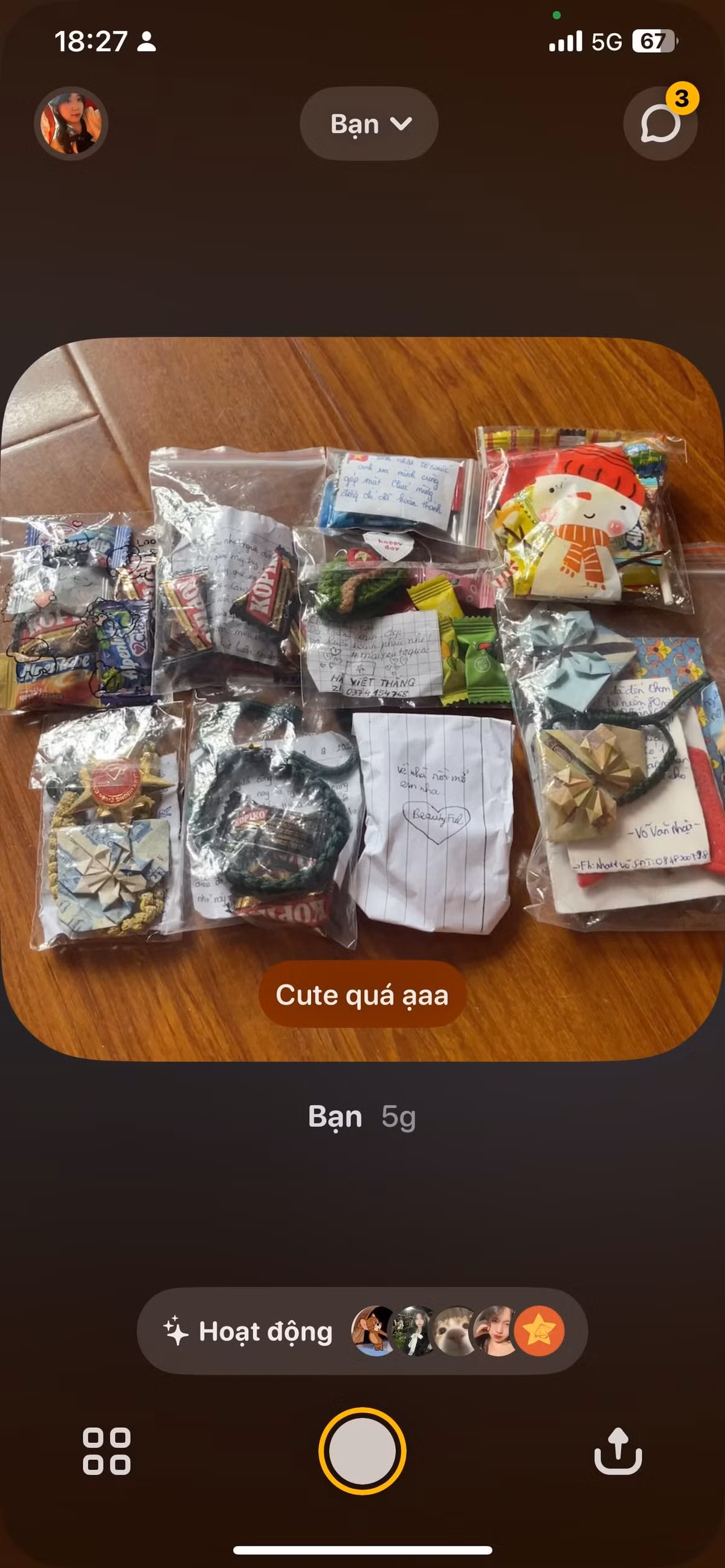 Không chỉ là người cho đi, những chiến sĩ trong A80 còn được nhận lại những món quà như móc khóa cờ đỏ sao vàng kèm lá thư tay tiếp sức từ “khối yêu nước”. (Ảnh: mint_wypw)