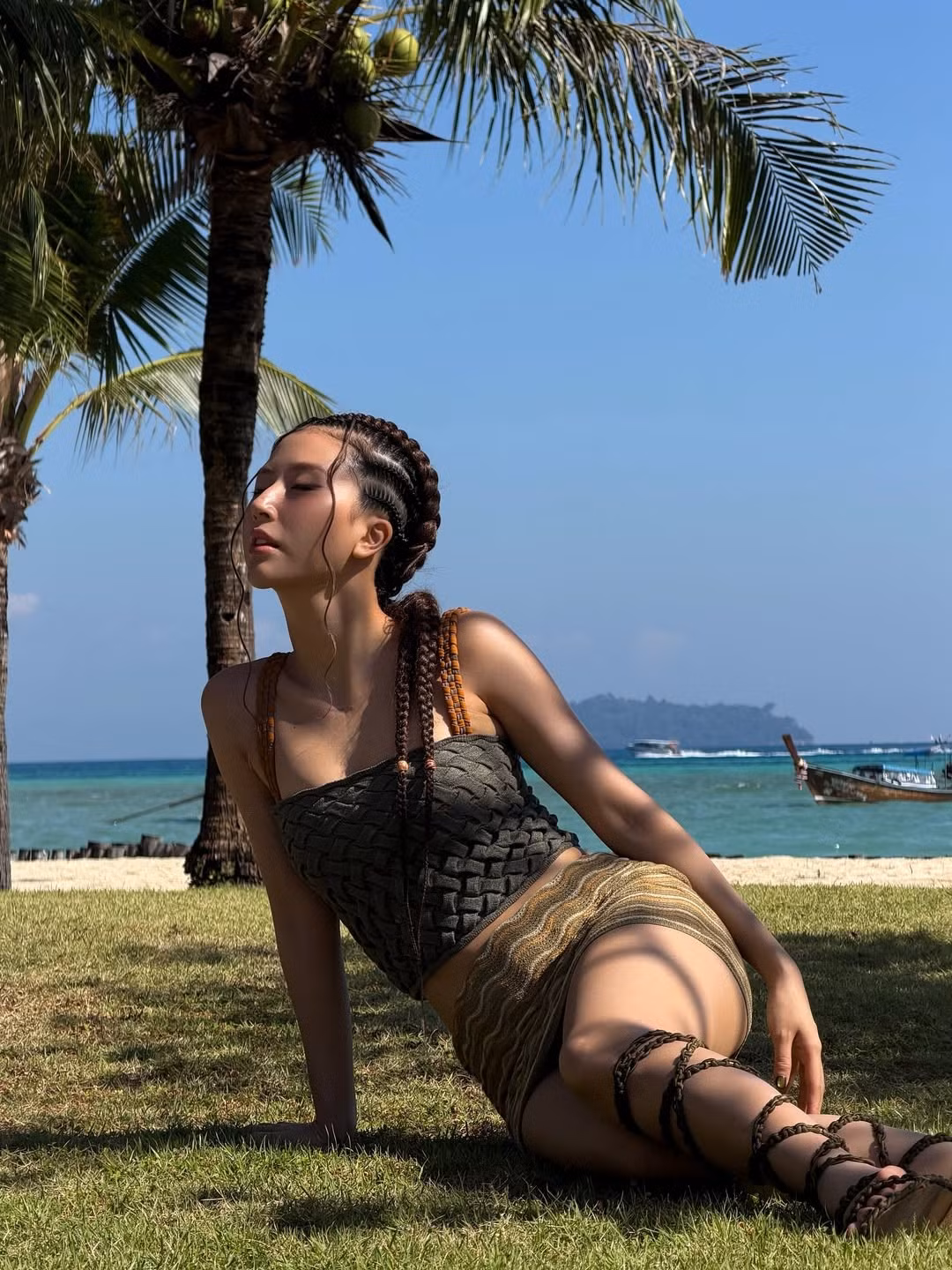 Cô nàng hoàn thiện "giao diện" chiến binh biển cả bằng đôi giày cao cổ buộc dây cá tính, cùng kiểu tóc tết bím vô cùng ấn tượng và sành điệu. (Ảnh: IGNV)