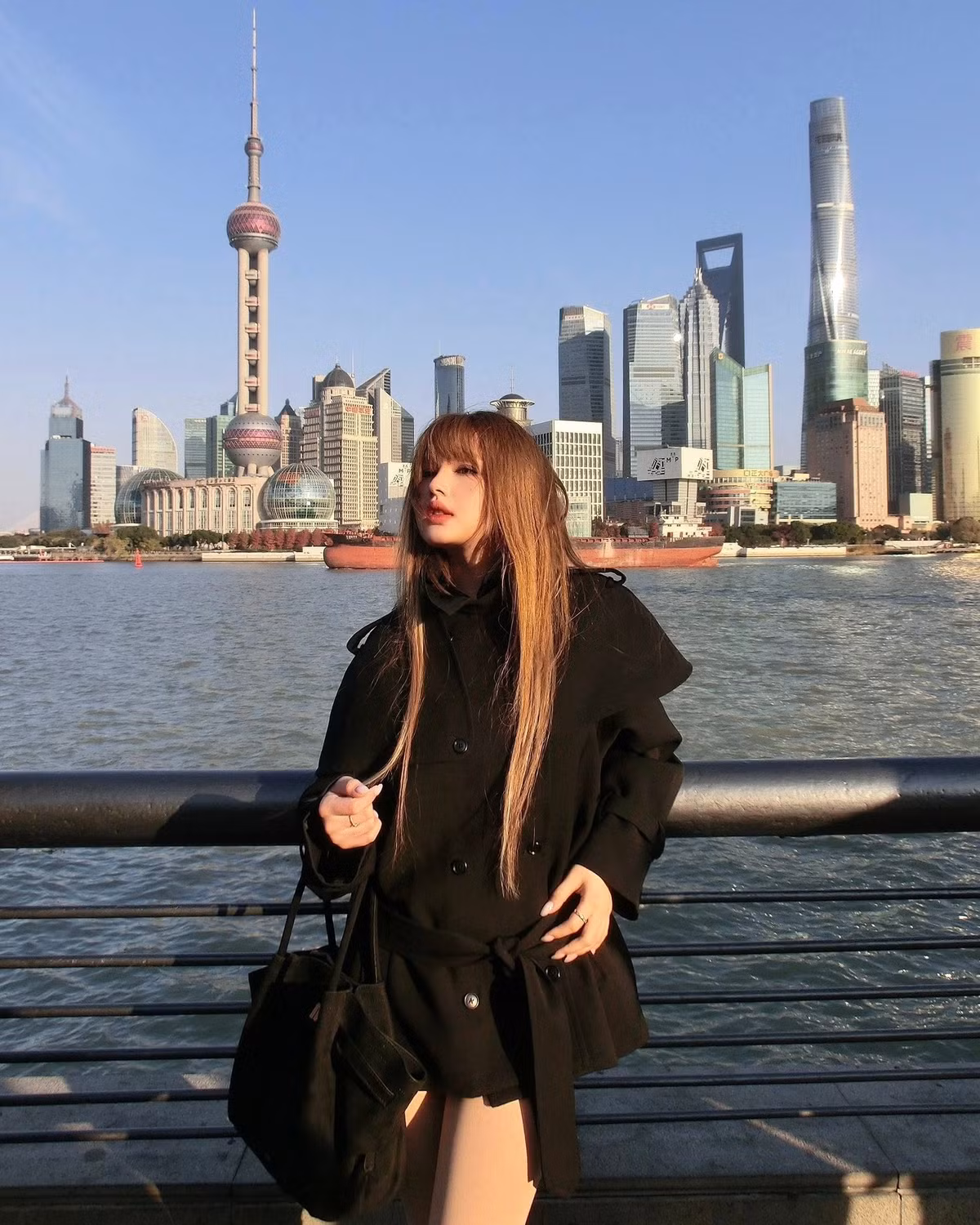 Trước đó, Gil Lê cũng từng gây chú ý khi đăng tải trên trang Instagram bức ảnh đi du lịch cùng Xoài Non tại Thượng Hải. "Lần đầu hai chúng mình tới Thượng Hải", Gil Lê chú thích dưới bài đăng. (Ảnh: IGNV)