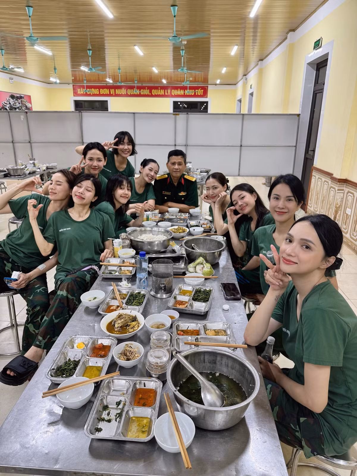 Chi Pu chia sẻ trên trang cá nhân rằng: "Những ngày cuối huấn luyện mệt rã rời. Thấy 'đồng chí bố' xuất hiện ở sư đoàn 325, tinh thần lập tức hồi sinh. Lần đầu hai bố con cùng mặc quân phục, cùng ngồi ăn bữa cơm quân đội. Khoảnh khắc để đời ạ". (Ảnh: FBNV)
